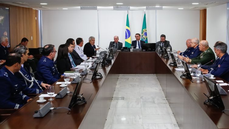 O presidente Jair Bolsonaro, se reúne com ministros e comandantes das Forças Armadas , para tratar do acordo de fusão entre as empresas Embraer, nacional, e Boeing, dos Estados Unidos. 
