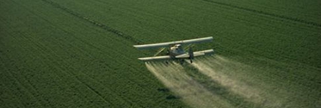 Pulverização aérea de agrotóxico Pulverização aérea de agrotóxico.