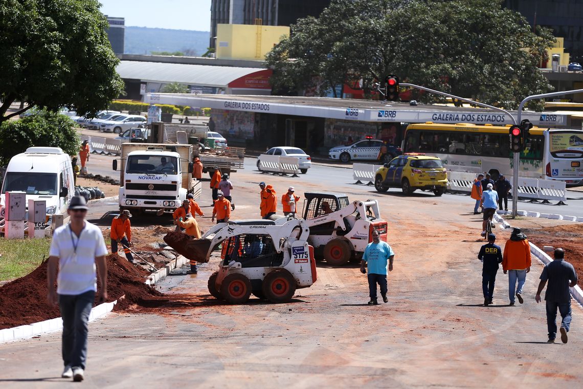 Marcelo Camargo/Agência Brasil Brasília - Obras de desvio do local onde desabou um viaduto próximo à Galeria dos Estados, na região central de Brasília (Marcelo Camargo/Agência Brasil)