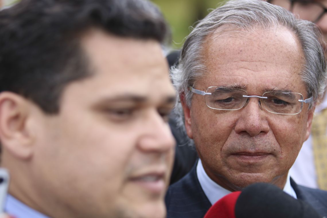 Fabio Rodrigues Pozzebom/Agência Brasil O presidente do Senado, Davi Alcolumbre, e o ministro da Economia, Paulo Guedes, falam à imprensa após se reunirem na residência oficial da Presidência do Senado.