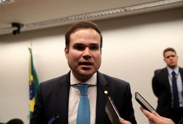 Brasília - O relator-geral do Orçamento de 2018, deputado Cacá Leão (PP-BA), fala à imprensa sobre a votação do projeto (Wilson Dias/Agência Brasil)