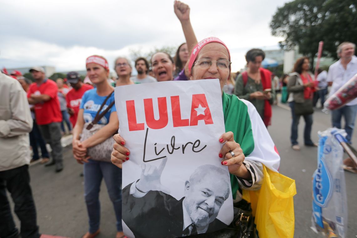 Fabio Rodrigues Pozzebom/Agência Brasil Brasília - Manifestantes a favor de Lula protestam na Esplanada dos Ministérios. O STF julga o pedido do ex-presidente para não ser preso até se esgotarem os recursos na Justiça (Fabio Rodrigues Pozzebom/Agência Brasil)