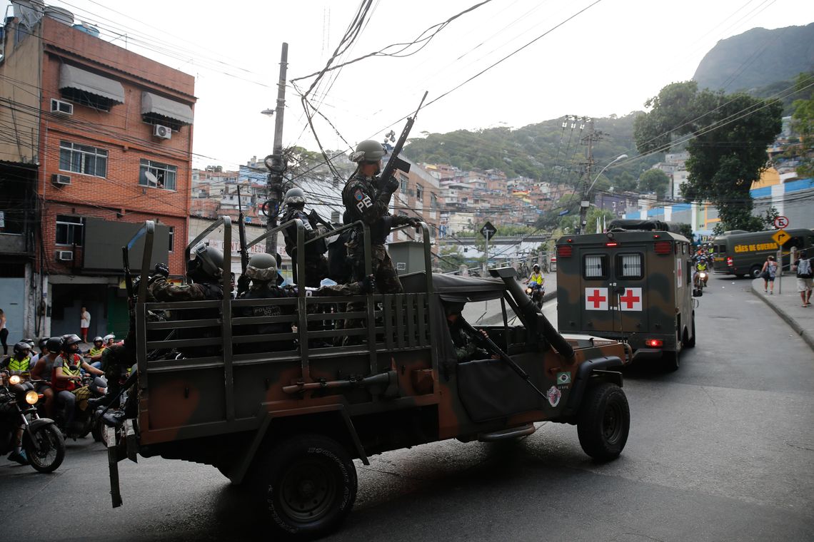 Fernando Frazão/Agência Brasil Rio de Janeiro - Militares fazem operação na favela da Rocinha após guerra entre quadrilhas rivais de traficantes pelo controle da área (Fernando Frazão/Agência Brasil)