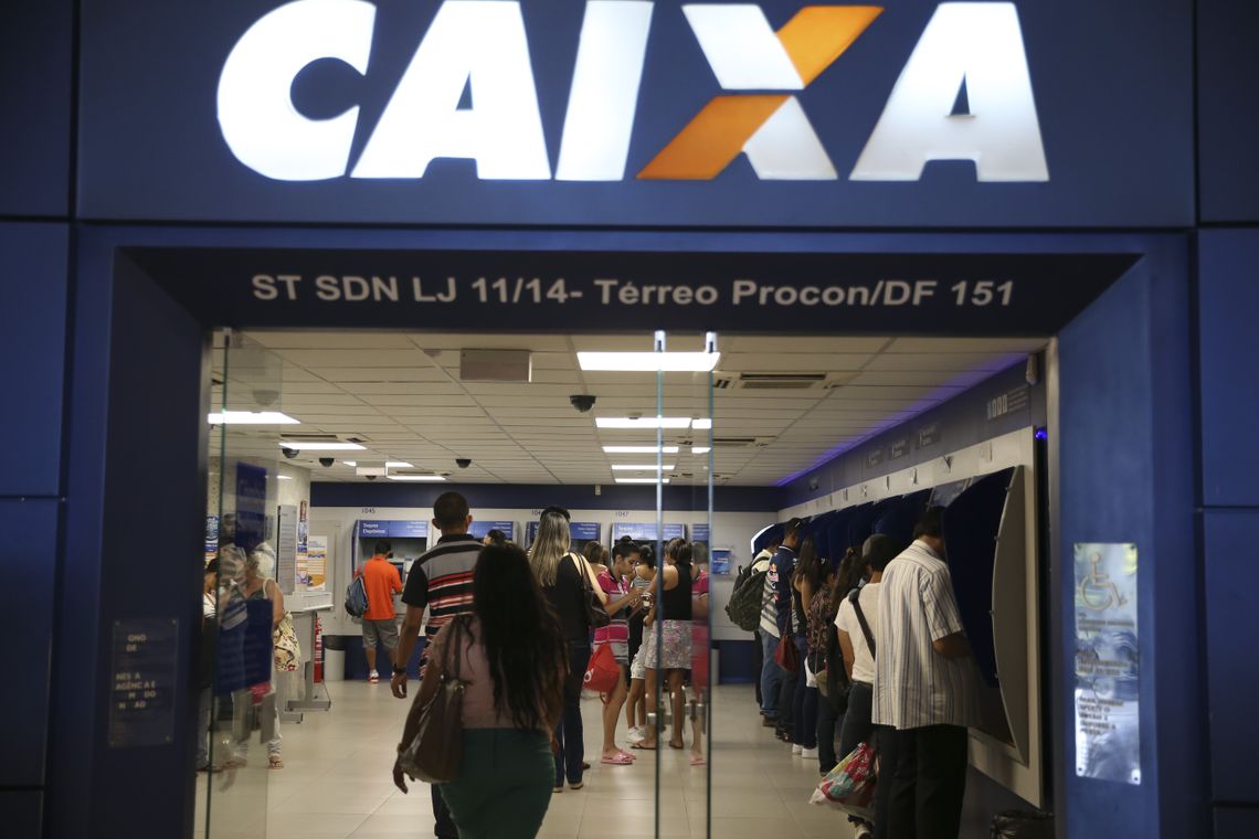 José Cruz/Agência Brasil Brasília - Brasileiros aproveitam o sábado para sacar o FGTS inativo durante a segunda etapa do liberação do FGTS nas agências da Caixa Econômica (José Cruz/Agência Brasil)