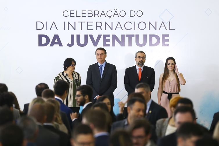  A ministra da Mulher, Família e Direitos Humanos, Damares Alves, o presidente Jair Bolsonaro, o ministro da Educação, Abraham Weintraub, e a Secretária Nacional da Juventude, Jayana Nicaretta.