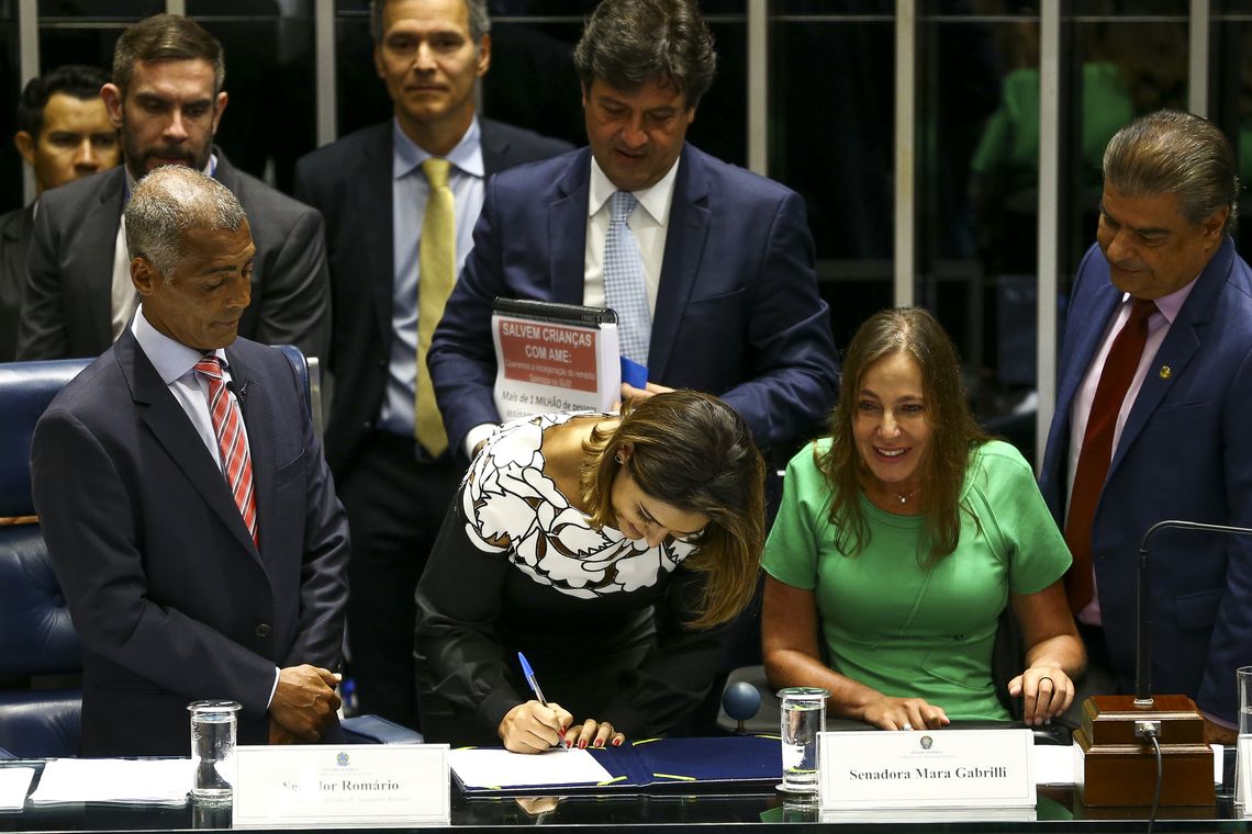 Marcelo Camargo/Agência Brasil A primeira-dama Michelle Bolsonaro durante assinatura da portaria de incorporação do medicamento Nusinersena (Spinraza) na Relação Nacional de Medicamentos Essenciais (Rename) para pessoas com Atrofia Muscular Espinhal (AME), no Senado.