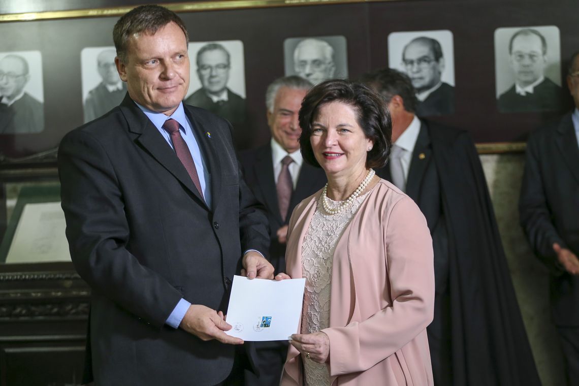Fabio Rodrigues Pozzebom/Agência Brasil O presidente do Conselho Federal da Ordem dos Advogados do Brasil, Cláudio Lamachia, e a procuradora-geral da República, Raquel Dodge, durante lançamento de selo e carimbo alusivos aos 30 anos da Constituição brasileira.