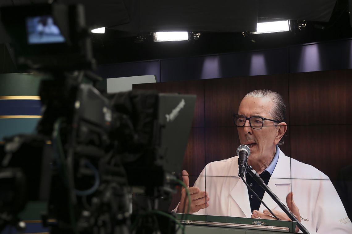 Marcello Casal Jr/Agencia Brasil O cirurgião Antonio Luiz Macedo fala à imprensa no Hospital Vila Nova Star, em São Paulo, sobre o estado de saúde do presidente Jair Bolsonaro