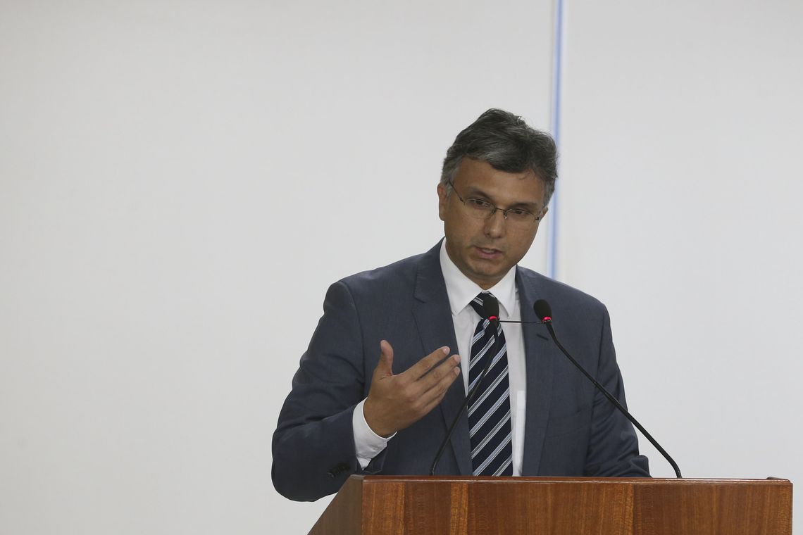 Valter Campanato/Agência Brasil O ministro do Planejamento, Desenvolvimento e Gestão, Esteves Colnago, discursa na cerimônia de assinatura da MP que cria a Agência Brasileira de Museus, e da MP que visa Estimular Doações Privadas para Projetos de Interesse Público.