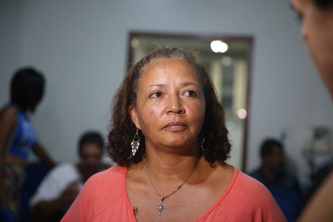 José Cruz/Agência Brasil Mariana (MG) - Luzia Nazaré Mota Queiroz, de 52 anos, moradora de Paracatu de Baixo, durante reunião da Comissão de Atingidos, dois anos após a tragédia do rompimento da Barragem de Fundão, da mineradora Samarco (José Cruz/Agência Brasil)