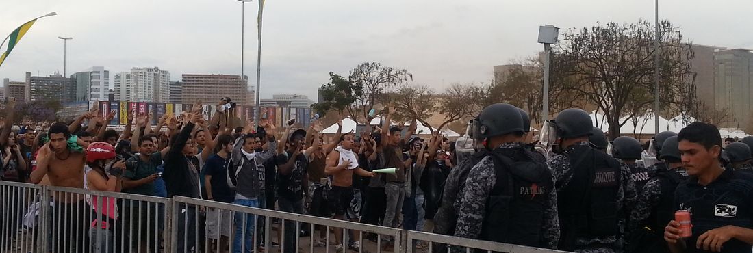 Polícia entra em confronto com manifestantes em Brasília Policias fazem barreira contra manifestantes ao lado do Museu Nacional da República, em Brasília
