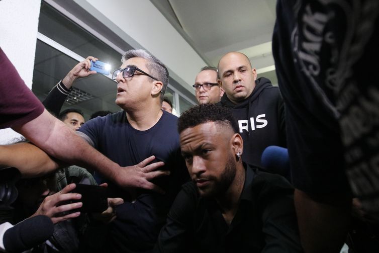 O jogador de futebol Neymar Jr, deixa Ã   Delegacia de RepressÃ£o aos Crimes de InformÃ¡tica, na Cidade da PolÃ­cia, no Rio de Janeiro, apÃ³s depoimento.