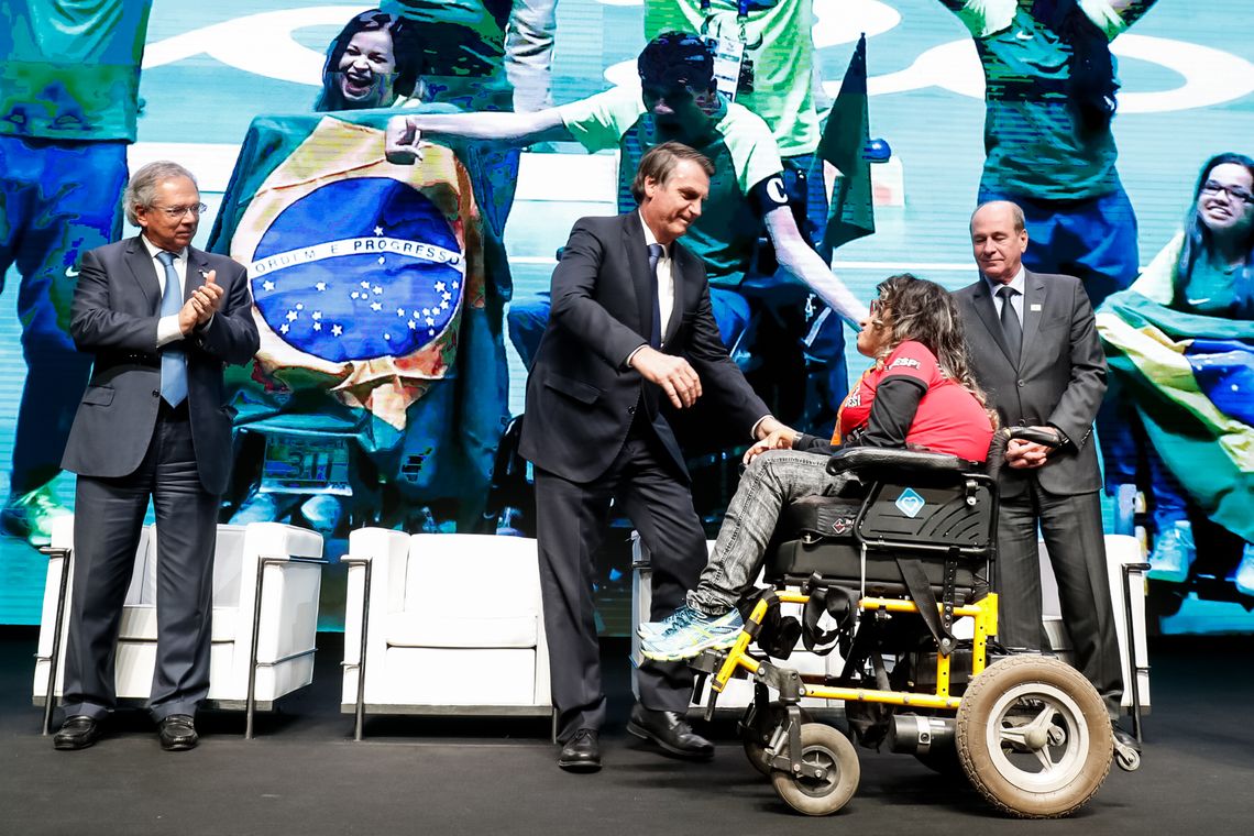 Alan Santos/PR Presidente da República, Jair Bolsonaro, cumprimenta Evelyn Vieira de Oliveira, campeã paralímpica de bocha.