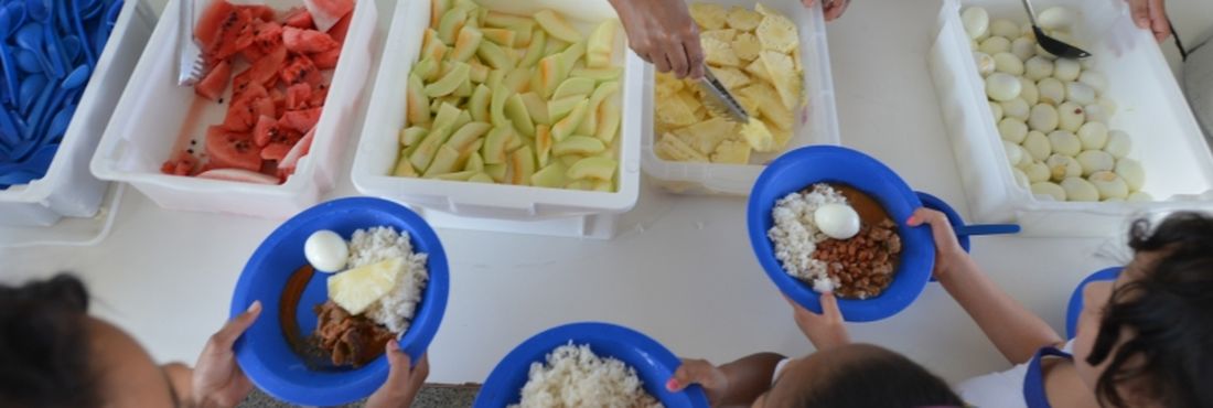 crianças comendo comida na escola crianças comendo comida na escola