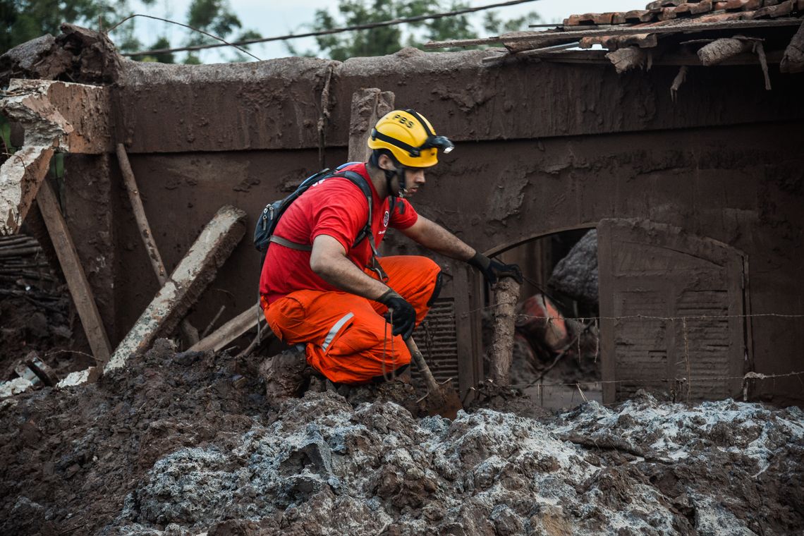 Antonio Cruz/ Agência Brasil Mariana (MG) - Rompimento de duas barragens da mineradora Samarco na última quinta-feira (5). Em meio ao cenário de muita lama, barro e destruição, bombeiros fazem buscas atrás de vítimas (Antonio Cruz/Agência Brasil)