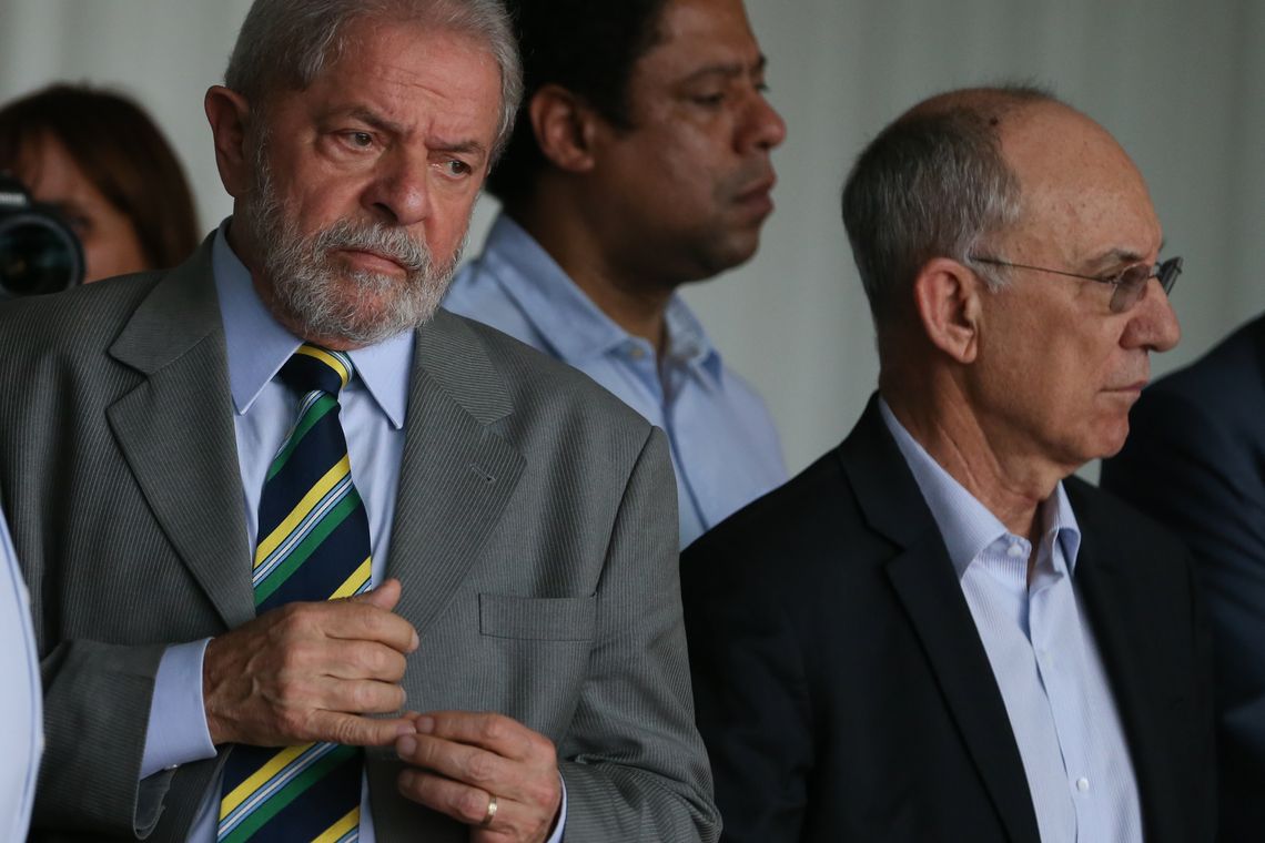 José Cruz/Agência Brasil Brasília - Ao lado de políticos e ex-ministros, o ex-presidente Luiz Inácio Lula da Silva acompanha o pronunciamento da ex-presidenta Dilma Rousseff (José Cruz/Agência Brasil)