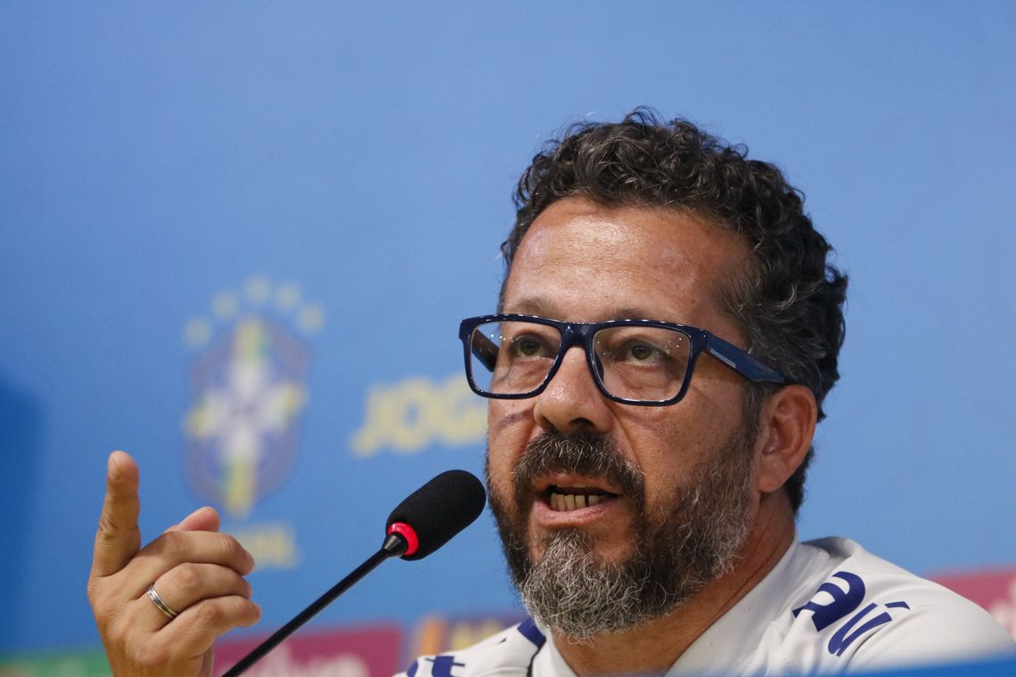 Fernando Frazão/Agência Brasil O auxiliar técnico da seleção brasileira de futebol, Cléber Xavier, durante entrevista coletiva, no centro de treinamento da Granja Comary, em Teresópolis.