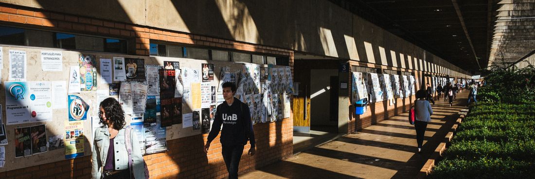 Alunos da UNB chegam para aula em um dos corredores do ICC Alunos da UNB chegam para aula em um dos corredores do ICC