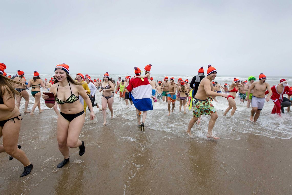 Bart Maat/Lusa Scheveningen (Holanda) - Milhares de holandeses desafiam as baixas temperaturas do inverno e mergulham no mar do Norte para celebrar a chegada do Ano-Novo (Bart Maat/Lusa)