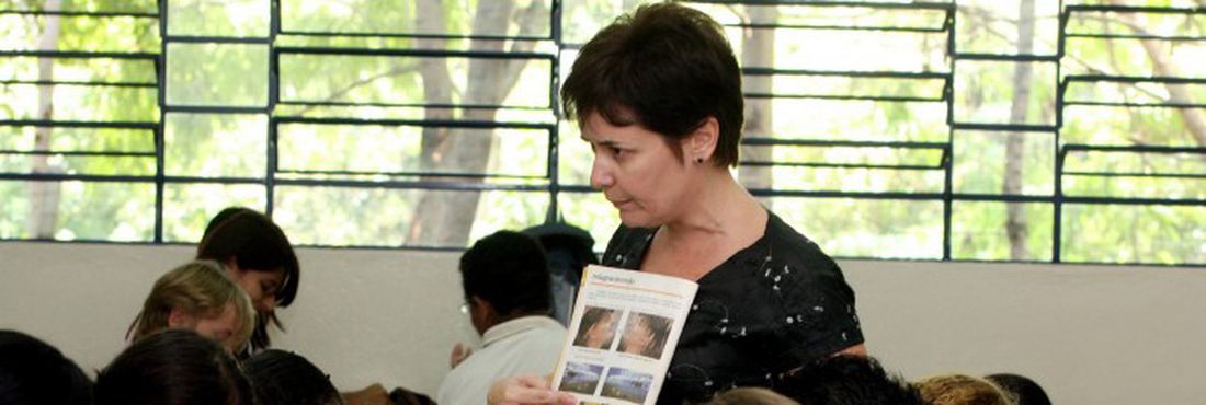 Professora e estudantes em sala de aula Professora e estudantes em sala de aula
