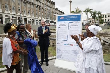 Representantes de entidades responsáveis pela conservação e consolidação do sítio arqueológico do Cais do Valongo descerram placa após coletiva de imprensa onde o consulado dos EUA anuncia apoio no Valor de US$ 500 mil para o local.