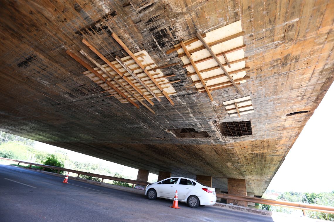 Marcelo Camargo/Agência Brasil Brasília - Parte inferior da Ponte do Bragueto está sendo monitorada pela Defesa Civil e pelo Departamento de Estradas de Rodagens do DF (Marcelo Camargo/Agência Brasil)