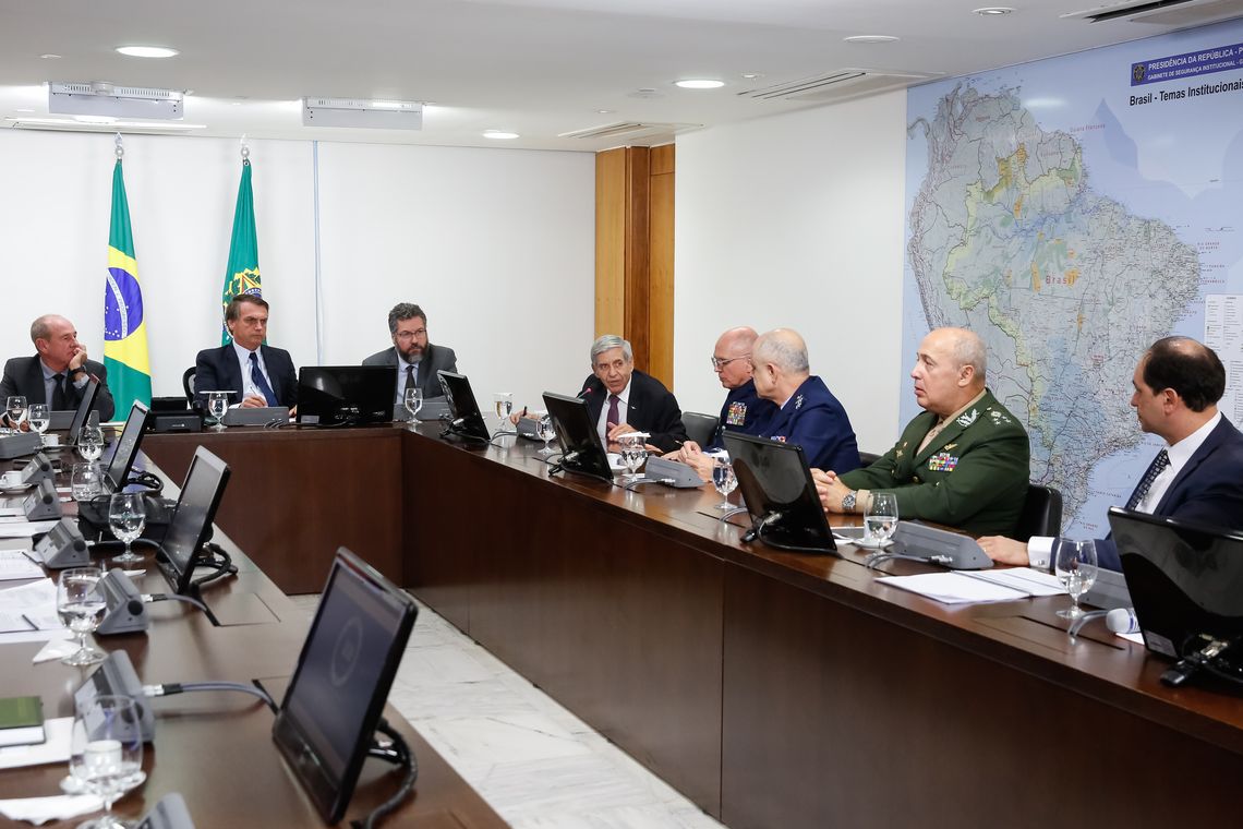 Isac Nóbrega/PR O presidente Jair Bolsonaro, se reúne com ministros e comandantes das Forças Armadas , para tratar do acordo de fusão entre as empresas Embraer, nacional, e Boeing, dos Estados Unidos.
