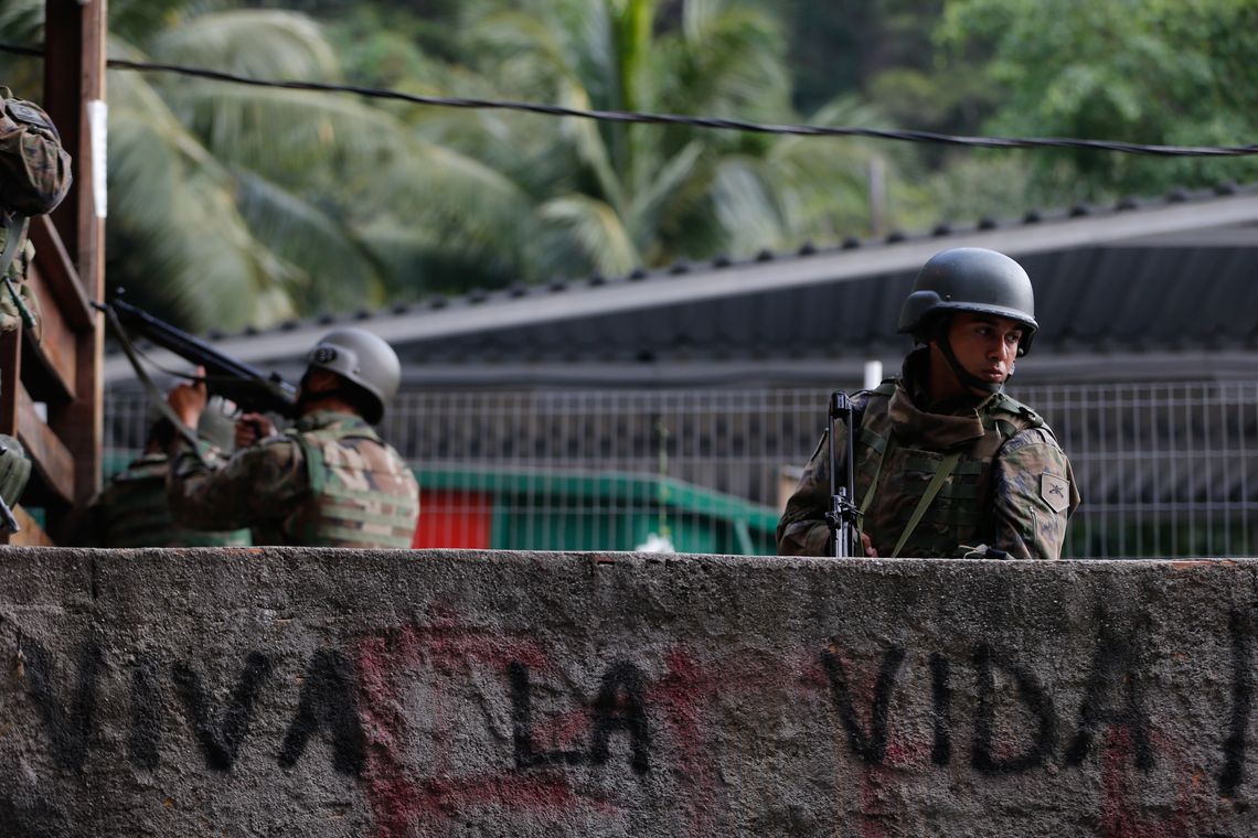Fernando Frazão/Agência Brasil Rio de Janeiro - Militares fazem operação na favela da Rocinha após guerra entre quadrilhas rivais de traficantes pelo controle da área (Fernando Frazão/Agência Brasil)