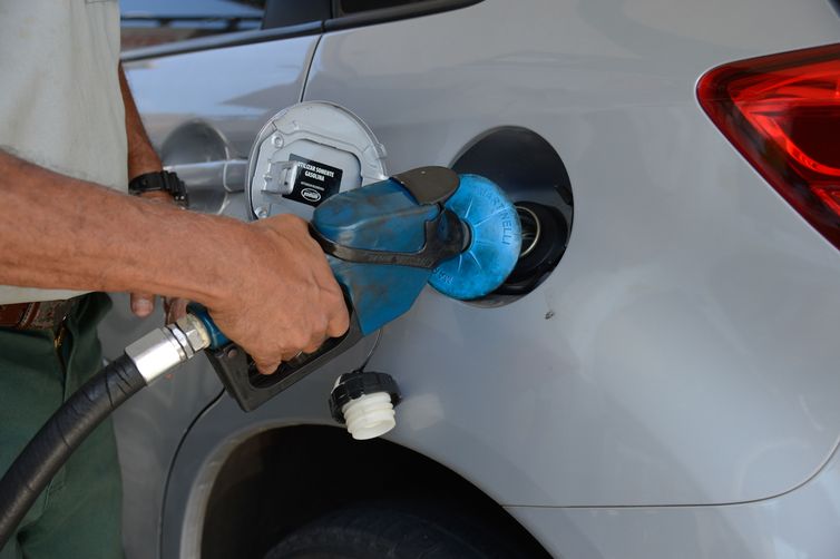 Greve de caminhoneiros provoca fila para abastecimento de combustÃvel em posto de gasolina no Rio de Janeiro.