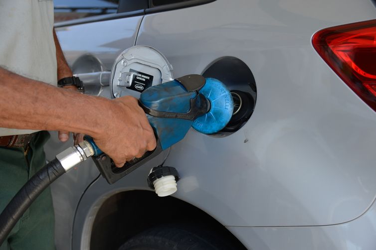 Greve de caminhoneiros provoca fila para abastecimento de combustível em posto de gasolina no Rio de Janeiro.