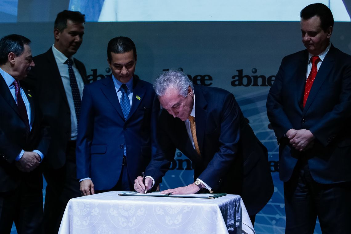 Alan Santos/PR São Paulo - Presidente Michel Temer e os ministro da indústria, Comércio Exterior e Serviços, Marcos Pereira, da Ciência, Tecnologia, Inovações e Comunicações, Gilberto Kassab, assinam MP para alterar a Lei de Informática (Lei nº 8.248