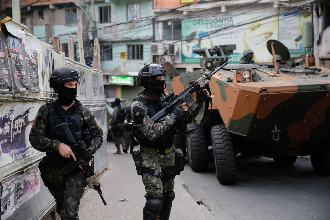 Fernando Frazão/Agência Brasil Rio de Janeiro - Militares fazem operação na favela da Rocinha após guerra entre quadrilhas rivais de traficantes pelo controle da área (Fernando Frazão/Agência Brasil)