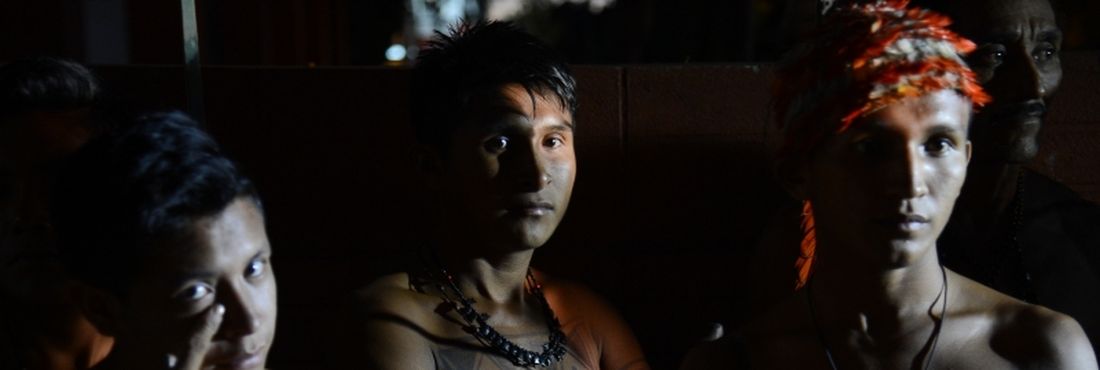 Índios aguardam representante da Funai Grupo de 140 índios mundurukus se reúne em frente ao prédio da Funai
