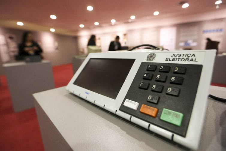 O Tribunal Superior Eleitoral (TSE) apresenta a exposição &quot;Eleições no Brasil: a Conquista da Transparência e da Legitimidade&quot;, que explica como foram realizadas as eleições no Brasil da Colônia até a República.