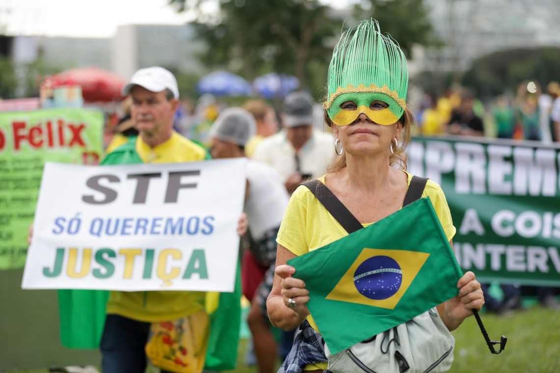 Fabio Rodrigues Pozzebom/Agência Brasil Brasília - Manifestantes contra Lula protestam na Esplanada dos Ministérios. O STF julga o pedido do ex-presidente para não ser preso até se esgotarem os recursos na Justiça (Fabio Rodrigues Pozzebom/Agência Brasil)