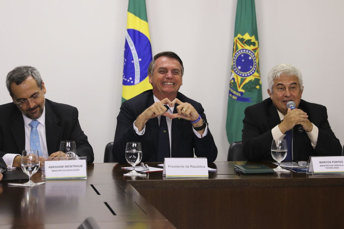 Valter Campanato/Agência Brasil O presidente Jair Bolsonaro, junto com os ministros da Educação, Abraham Weintraub, e da Ciência, Tecnologia, Inovações e Comunicações, Marcos Pontes, participa de videoconferência com escola atendida pelo programa Gesac.