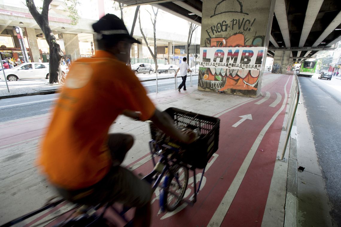 Marcelo Camargo/Agência Brasil Com 2,7 quilômetros de extensão e ligação com 11 outras ciclovias, a ciclovia da Avenida Paulista permite que o ciclista percorra vias exclusivas da Zona Oeste até a Zona Sul da cidade (Marcelo Camargo/Agência Brasil)