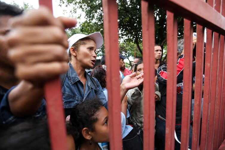 Venezuelanos aguardam vagas em abrigos para refugiados em Boa Vista.