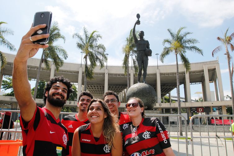  Torcedores do Flamengo se reunem para assistir ao jogo da final da Libertadores da América, nos arredores do Maracanã.