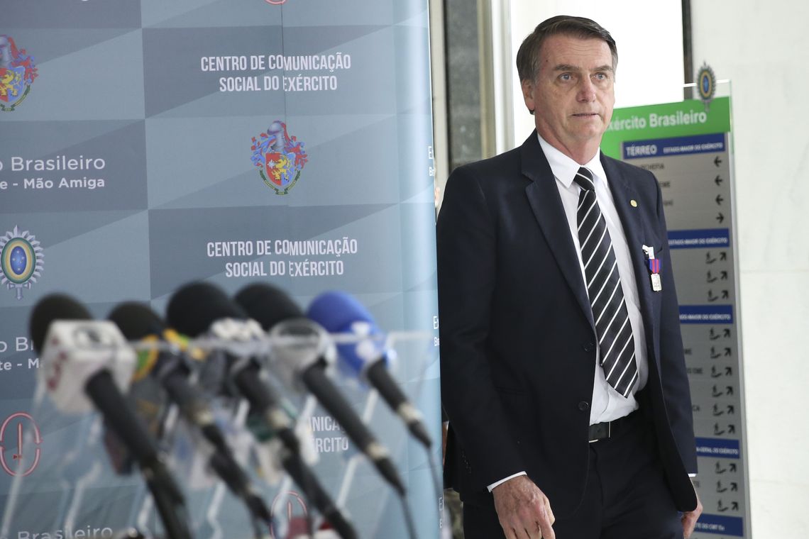 José Cruz/Agência Brasil O presidente eleito Jair Bolsonaro fala à imprensa, após receber uma honraria do Exército, a Medalha do Pacificador com Palma, entregue durante audiência fechada no Quartel-General do Exército, em Brasília.