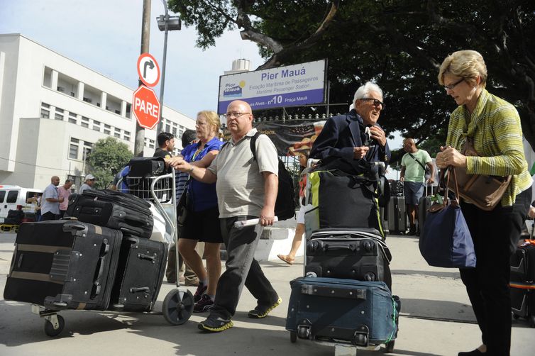 Mais de 4 mil turistas desembarcaram hoje (6) no Píer Mauá, na zona portuária do Rio. A maioria veio ao Brasil para acompanhar os jogos da Copa do Mundo, que começam no próximo dia 12 (Tânia Rêgo/Agência Brasil)