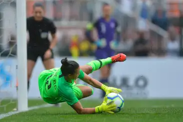 Seleção feminina é vice em Torneio Internacional de Futebol. Goleira Aline Reis defende três pênaltis. 