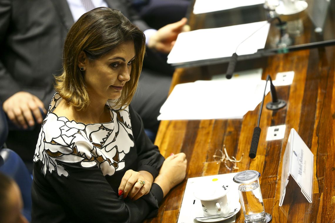 Marcelo Camargo/Agência Brasil A primeira-dama Michelle Bolsonaro durante assinatura da portaria de incorporação do medicamento Nusinersena (Spinraza) na Relação Nacional de Medicamentos Essenciais (Rename) para pessoas com Atrofia Muscular Espinhal (AME), no Senado.
