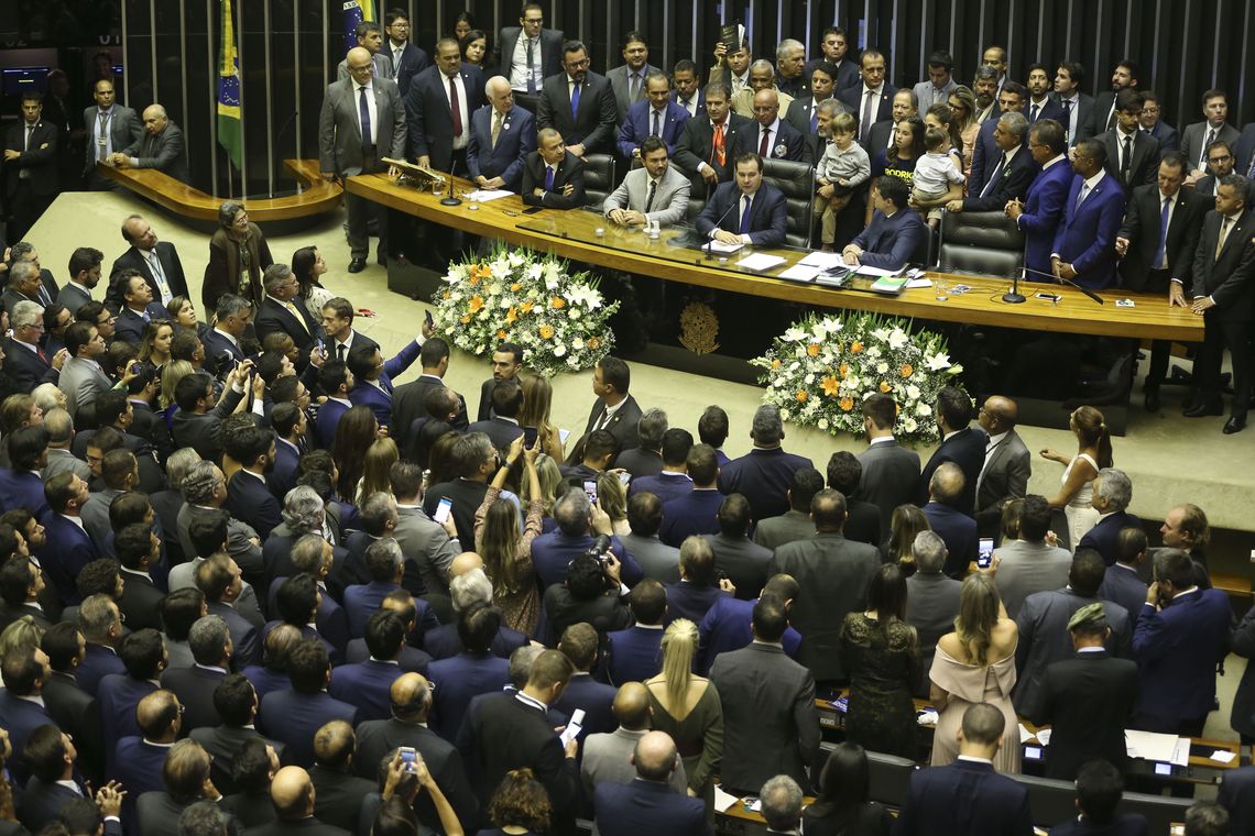 Valter Campanato/Agência Brasil Com 334 votos, o deputado Rodrigo Maia (DEM-RJ) foi reeleito presidente da Câmara dos Deputados em primeiro turno. O resultado foi bastante comemorado no plenário e Maia se emocionou