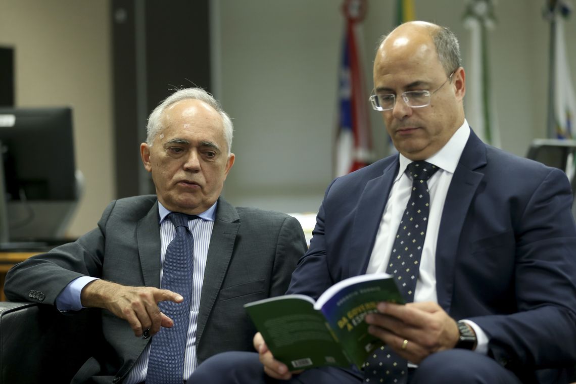 Wilson Dias/Agência Brasil O presidente do Tribunal de Contas da União (TCU), ministro Raimundo Carreiro, recebe o governador eleito do Estado do Rio de Janeiro, Wilson Witzel. O governador ganhou o livro