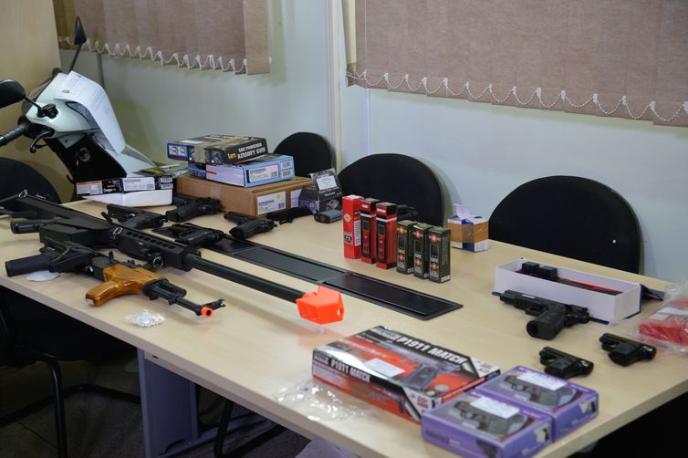 23 16:57:06 Polícia Civil do Distrito Federal deflagrou a Operação Efígie, que contou com o apoio do Exército e da Receita Federal, e resultou na apreensão de cerca de 80 réplicas de armas de fogo (Wilson Dias/Agência Brasil)