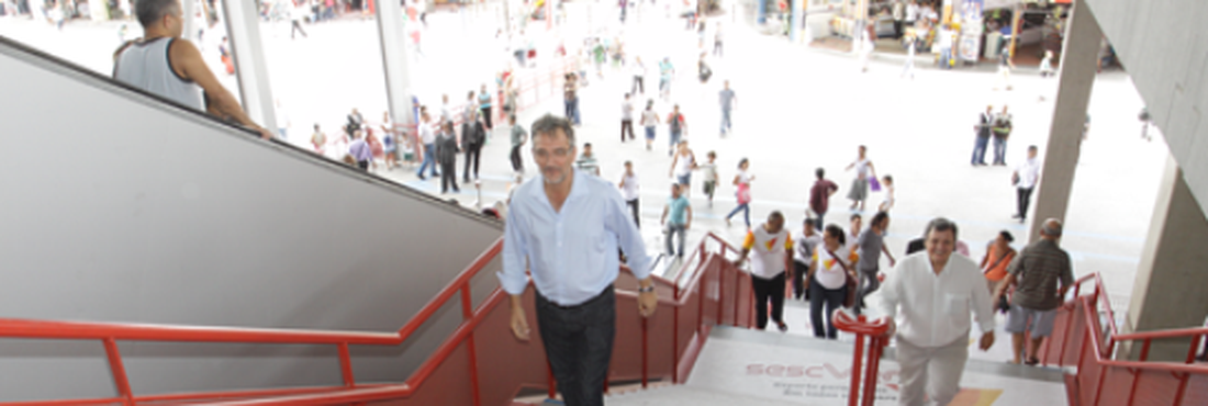 Escada Musical em Osasco O prefeito de Osasco, Jorge Lapas, experimenta a escada-piano.