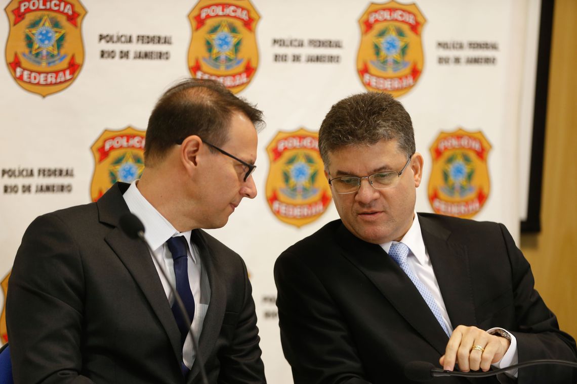 Tomaz Silva/Agência Brasil Rio de Janeiro - O superintendente regional da Polícia Federal (PF), Jairo de Souza da Silva (D), e o procurador do Tribunal Regional Federal Carlos Alberto Gomes de Aguiar (Tomaz Silva/Agência Brasil)