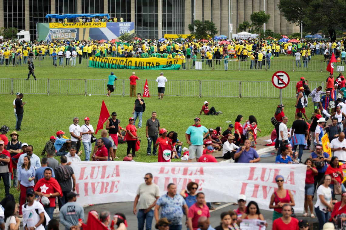 Fabio Rodrigues Pozzebom/Agência Brasil Brasília - Manifestantes a favor de Lula protestam na Esplanada dos Ministérios. O STF julga o pedido do ex-presidente para não ser preso até se esgotarem os recursos na Justiça (Fabio Rodrigues Pozzebom/Agência Brasil)