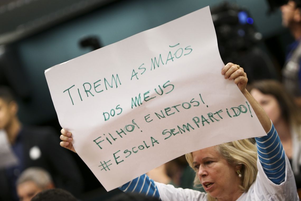 Marcelo Camargo/Agência Brasil Manifestantes a favor do projeto de lei sobre a Escola sem Partido protestam durante reunião da Comissão Especial da Câmara que discute a matéria.